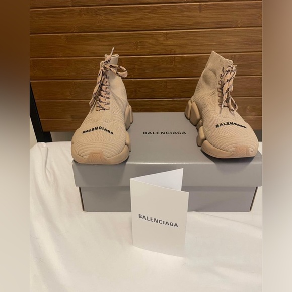 Balenciaga  WOMEN'S SPEED 2.0 LACE-UP SNEAKER IN BEIGE w6 - Picture 1 of 8